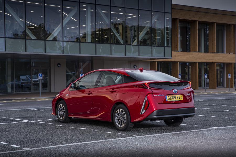  Toyota Prius Plug-in Hybrid Business Edition+ 2019 года  (UK) (фото 14 из 30)